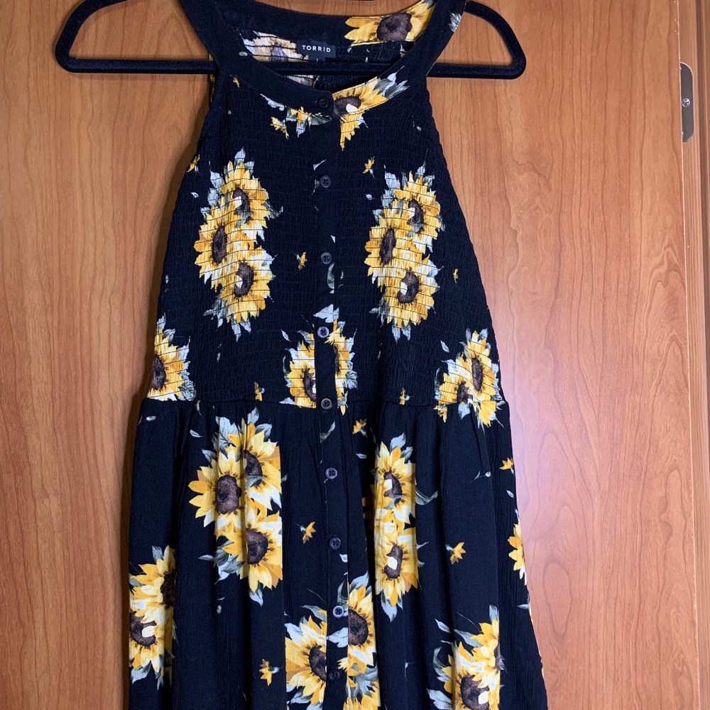 Torrid ~ BLACK SUNFLOWER BUTTON SMOCKED BABYDOLL TANK ~ Size 1